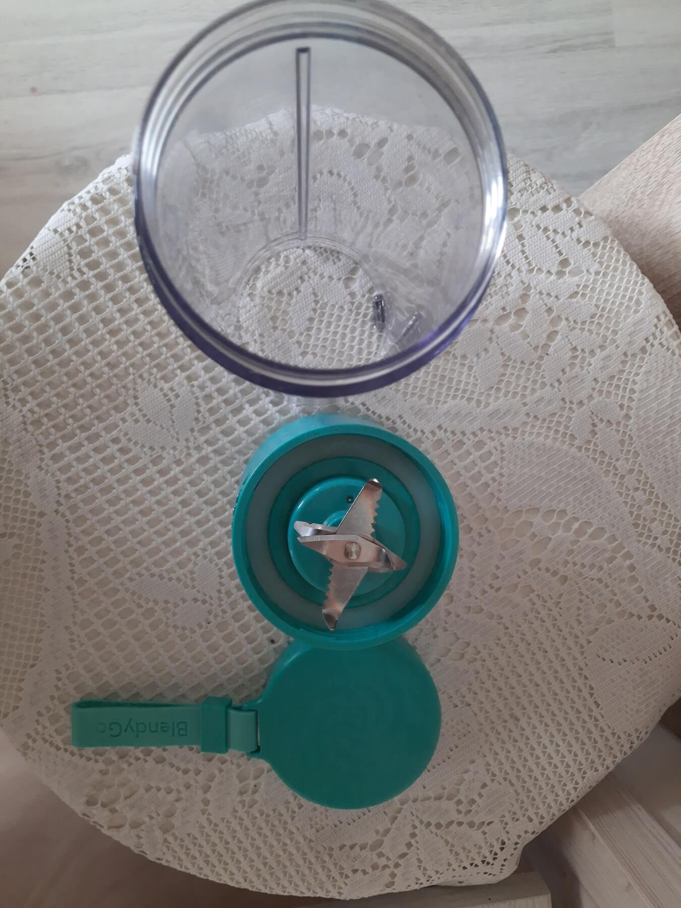 A BlendyGo 3 tartálya, a hozzátartozó kés, valamint a kupak