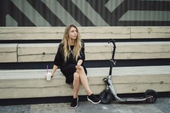 Csinos lány elektromos rollerrel